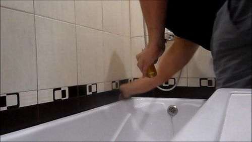 Як клеїти бордюрную стрічку в ванній