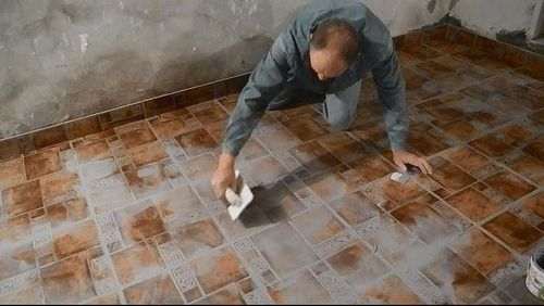 Як поміняти затірку між плитками на підлозі