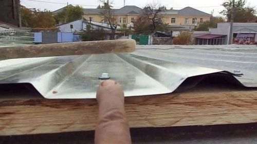 Як правильно кріпити профнастил на даху