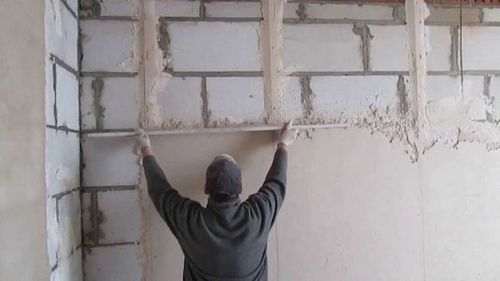 Як штукатурити стіни гіпсовою штукатуркою