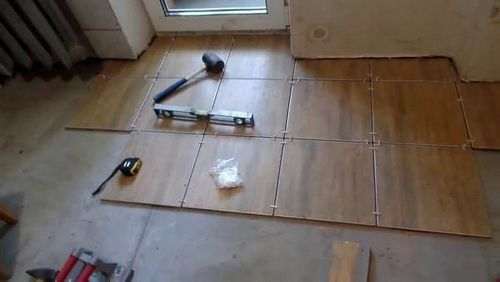 Як укласти плитку на підлогу в кухні