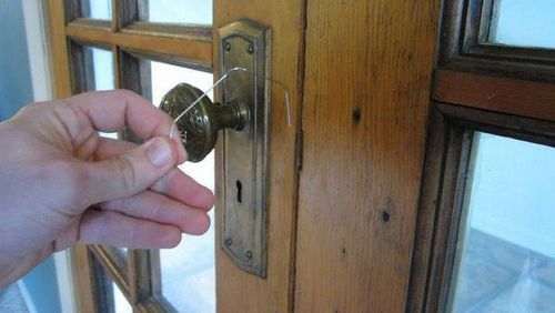 Як витягнути личинку із замка вхідних дверей без ключа?