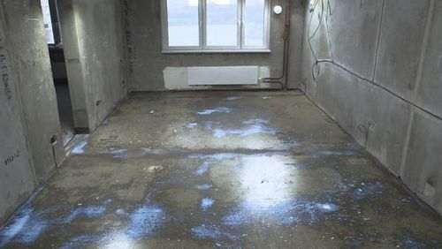 Як вирівняти бетонну підлогу в квартирі