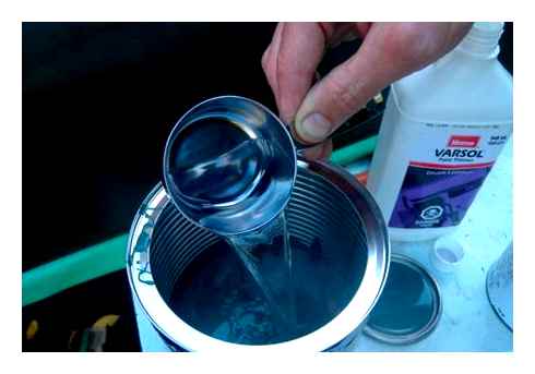 Як ефективно вивести акрилову фарбу з пластику?